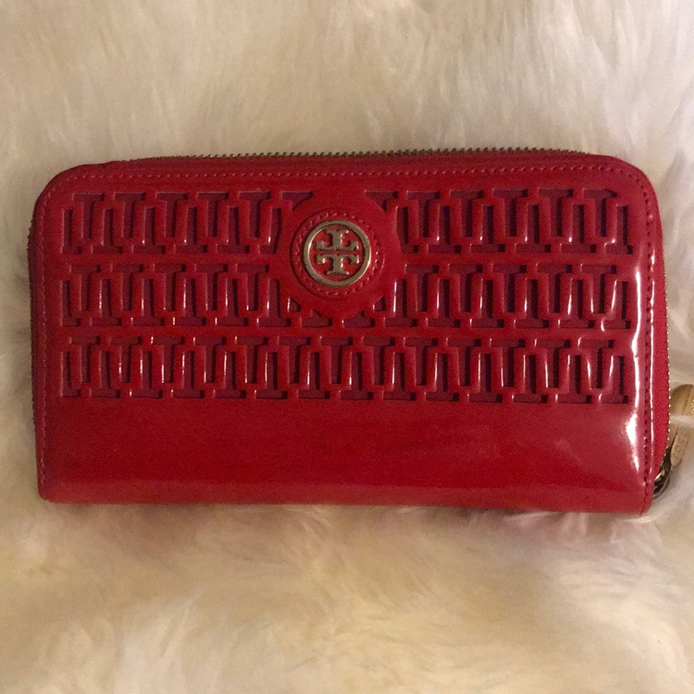 Red Tory Burch wallet! ❤️